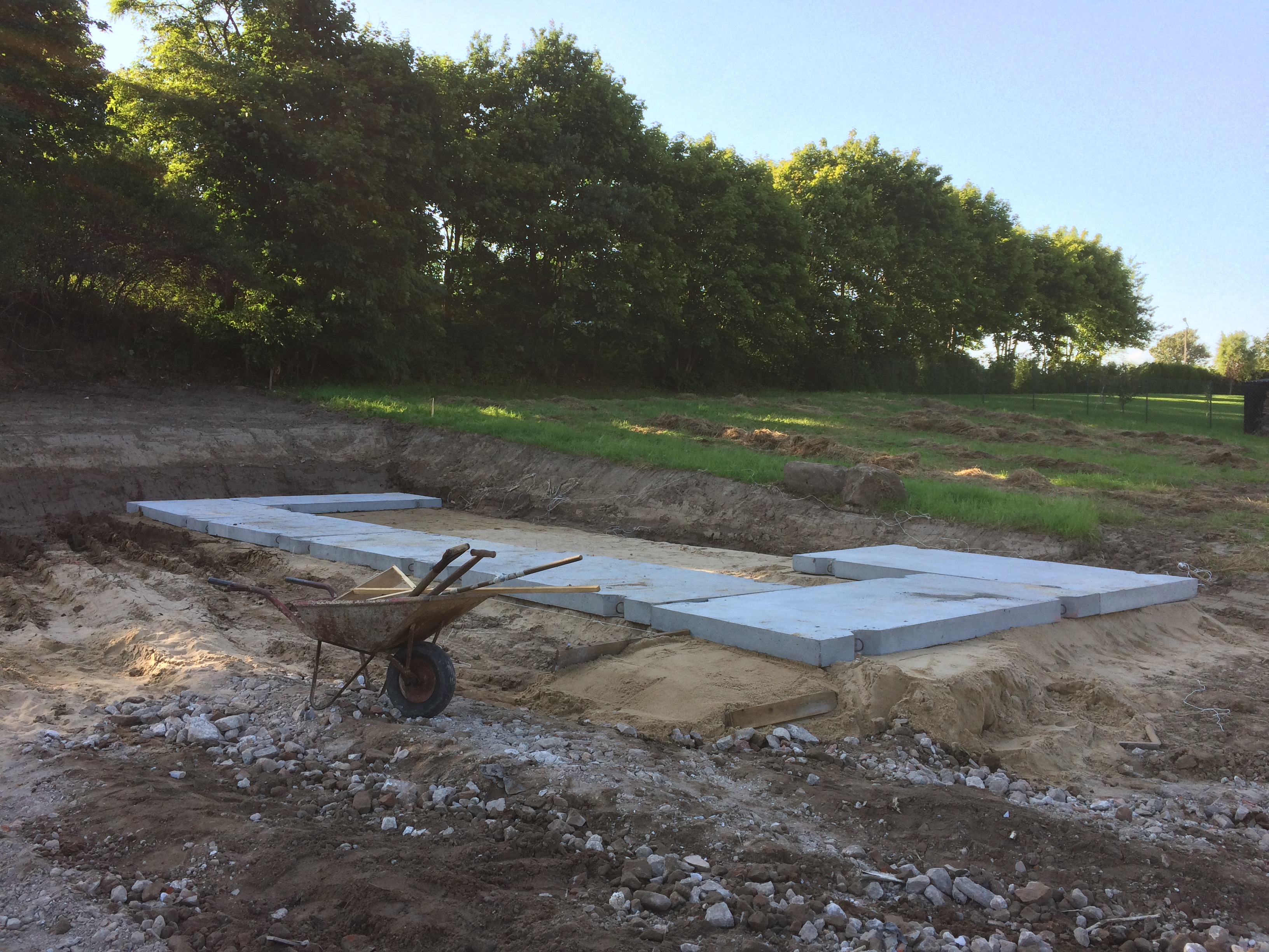 Laying concrete slabs on a mound of levelled sand